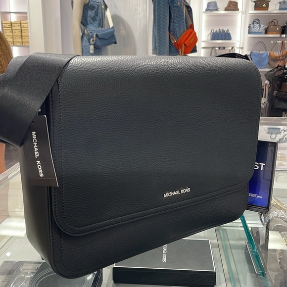 MICHAEL KORS
Cooper Messenger Laptop Bag
Black
 NWT - Picture 16 of 16